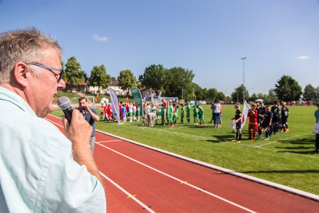 Der Bürgermeister der Verbandsgemeinde Eisenberg Bernd Frey begrüßte die Mannschaften. | Foto: Roland Kohls