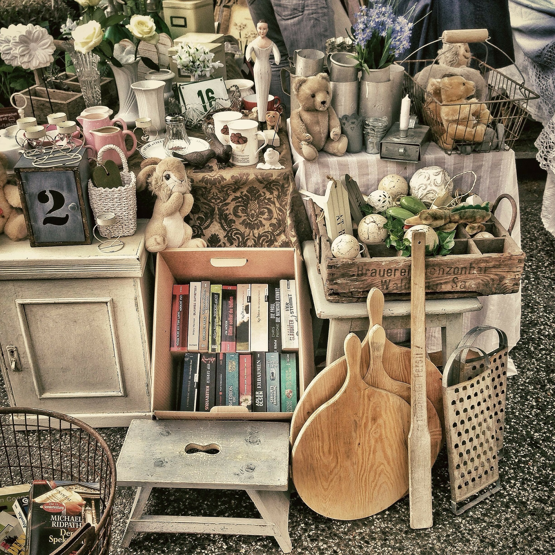 Der Familienflohmarkt bietet für Schnäppchenjäger, oder alle, die ihren Trödel loswerden möchten, die perfekte Gelegenheit.