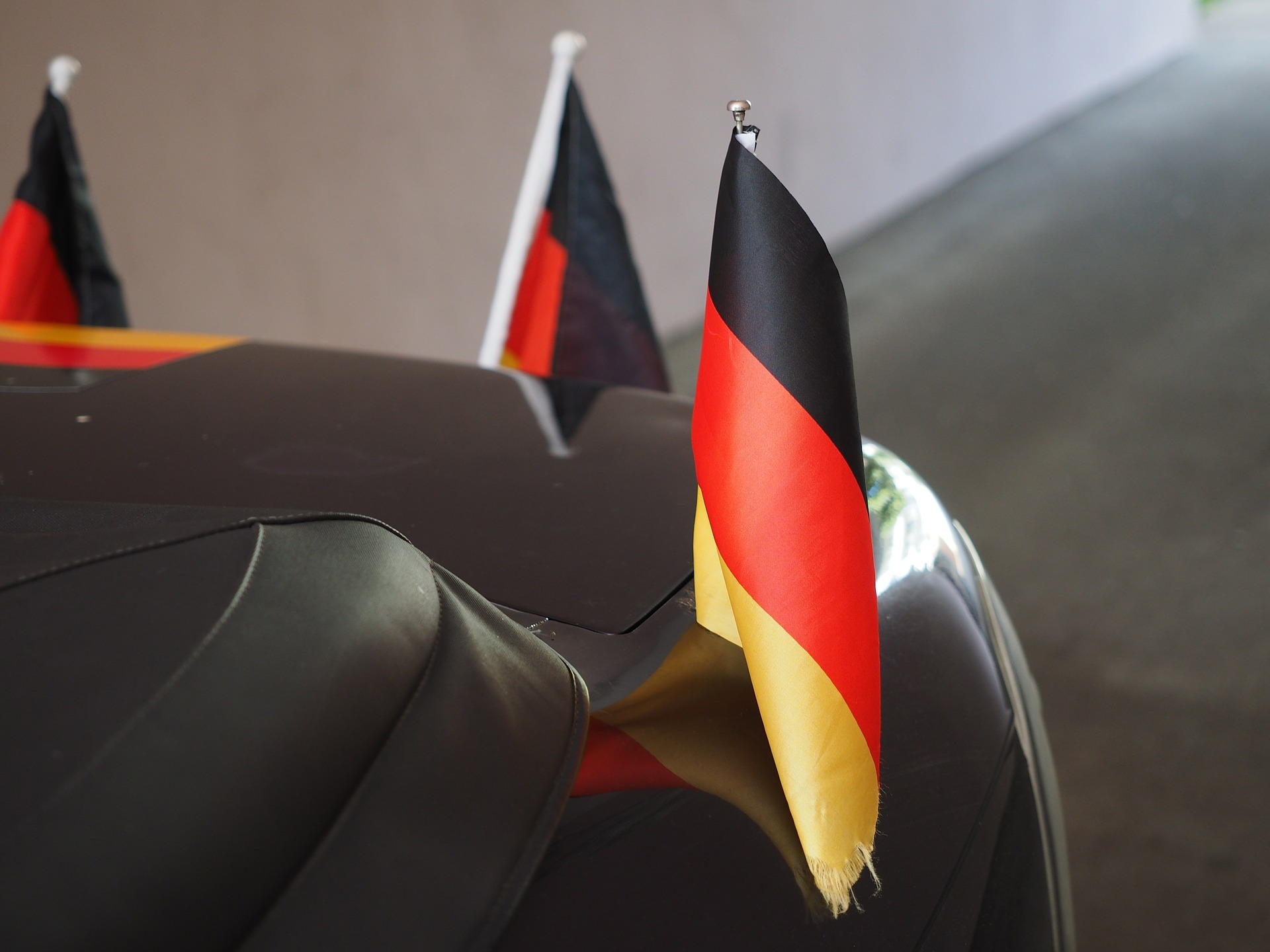 Fußball-Fanartikel müssen richtig montiert sein.