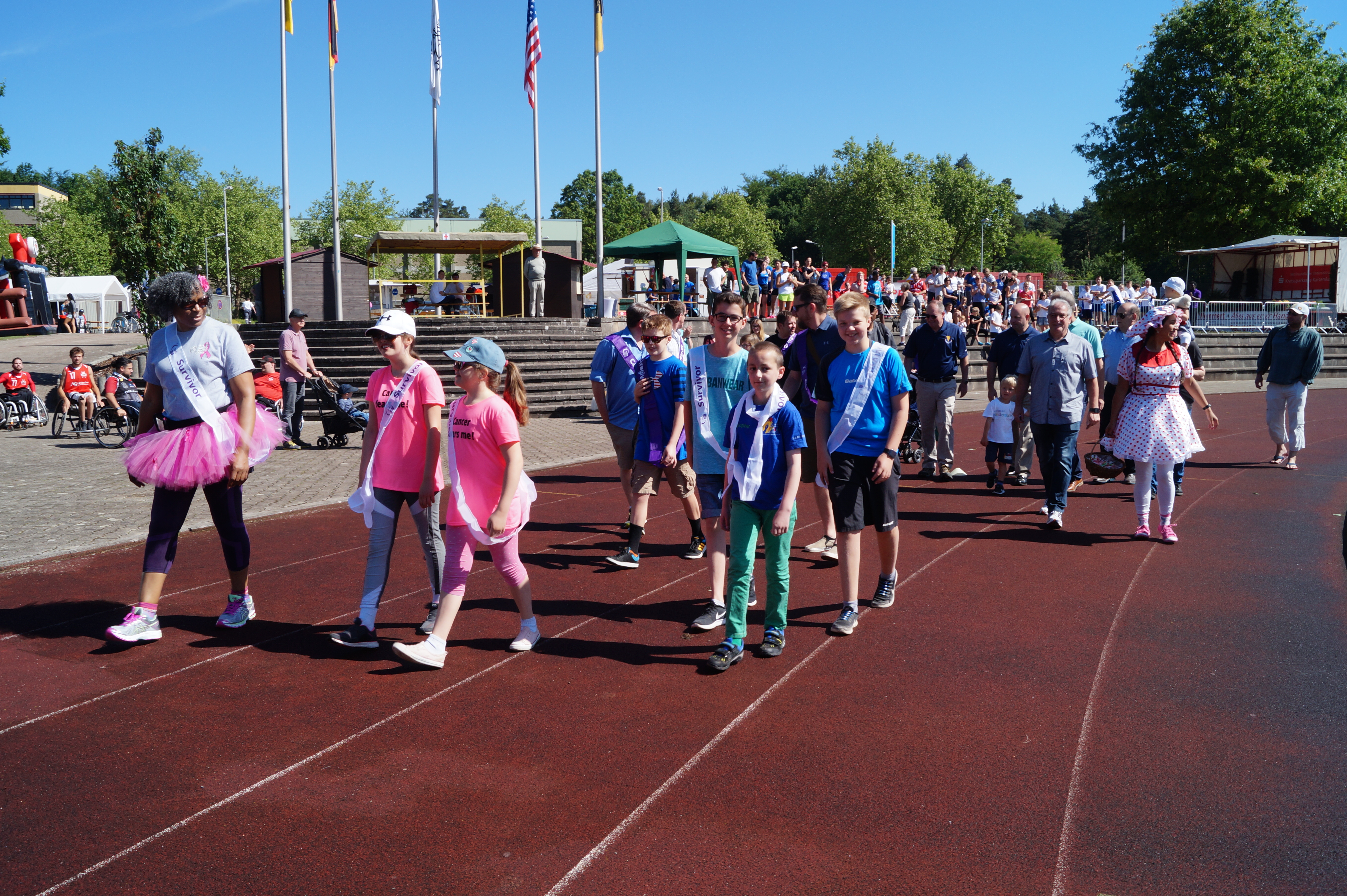Die Eröffnungsrunde des Benefizlaufs 2017