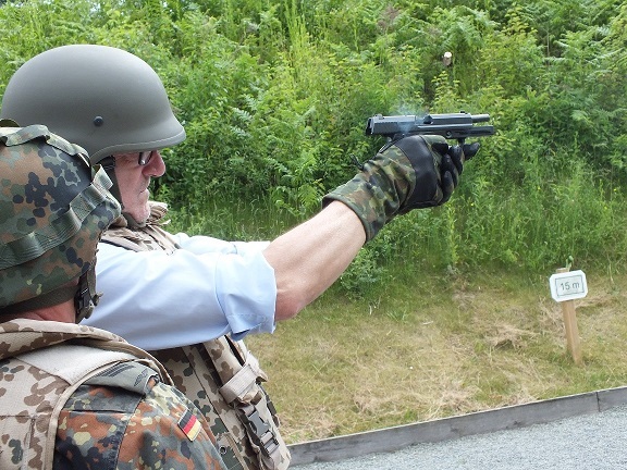 Einfach nur schießen geht nicht: Das Luftwaffenausbildungsbataillon legt auch beim Festungsschießen einen hohen Wert auf Sicherheit.