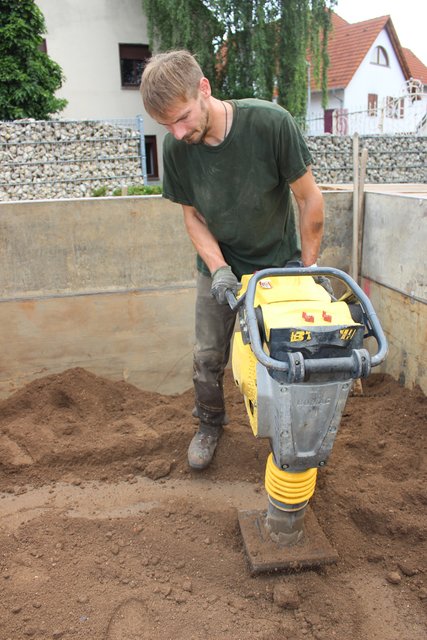 Bevor die Glocke in die Kiesgrube eingelassen wird, muss der Sand verdichtet werden. | Foto: Pacher