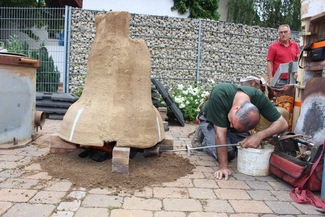 Die Lemform der Glocke wird zuvor erhitzt. Oben sieht man zwei Öffnungen, in die das Material eingelassen wird. | Foto: Pacher