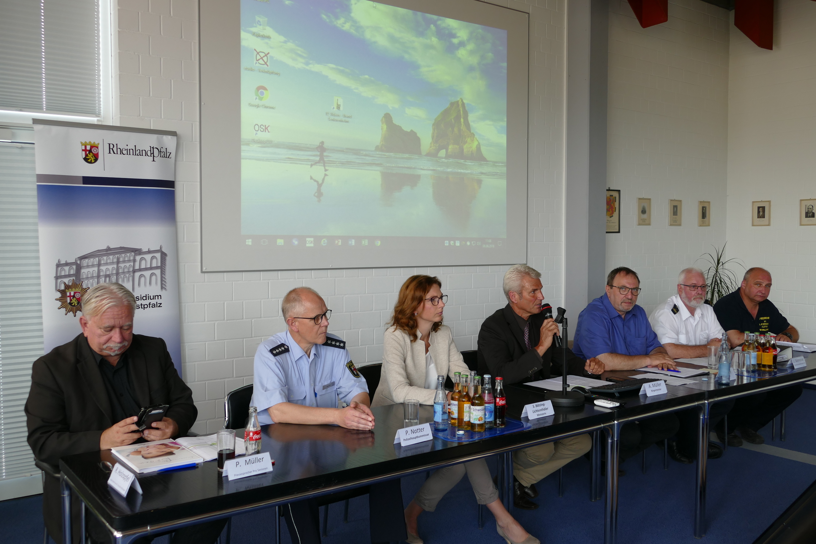 Bei der Pressekonferenz im Rathaus Lauterecken: von links Peter Müller (Pro Seniore), Peter Natter (Polizeiinspektion Lauterecken), Ministerin Sabine Bätzing-Lichtenthäler, Bürgermeister Andreas Müller, Landrat Otto Rubly, Kreisfeuerwehrinspekteur Udo Schmeiser und Wehrleiter Markus Böhmer aus Lauterecken.
