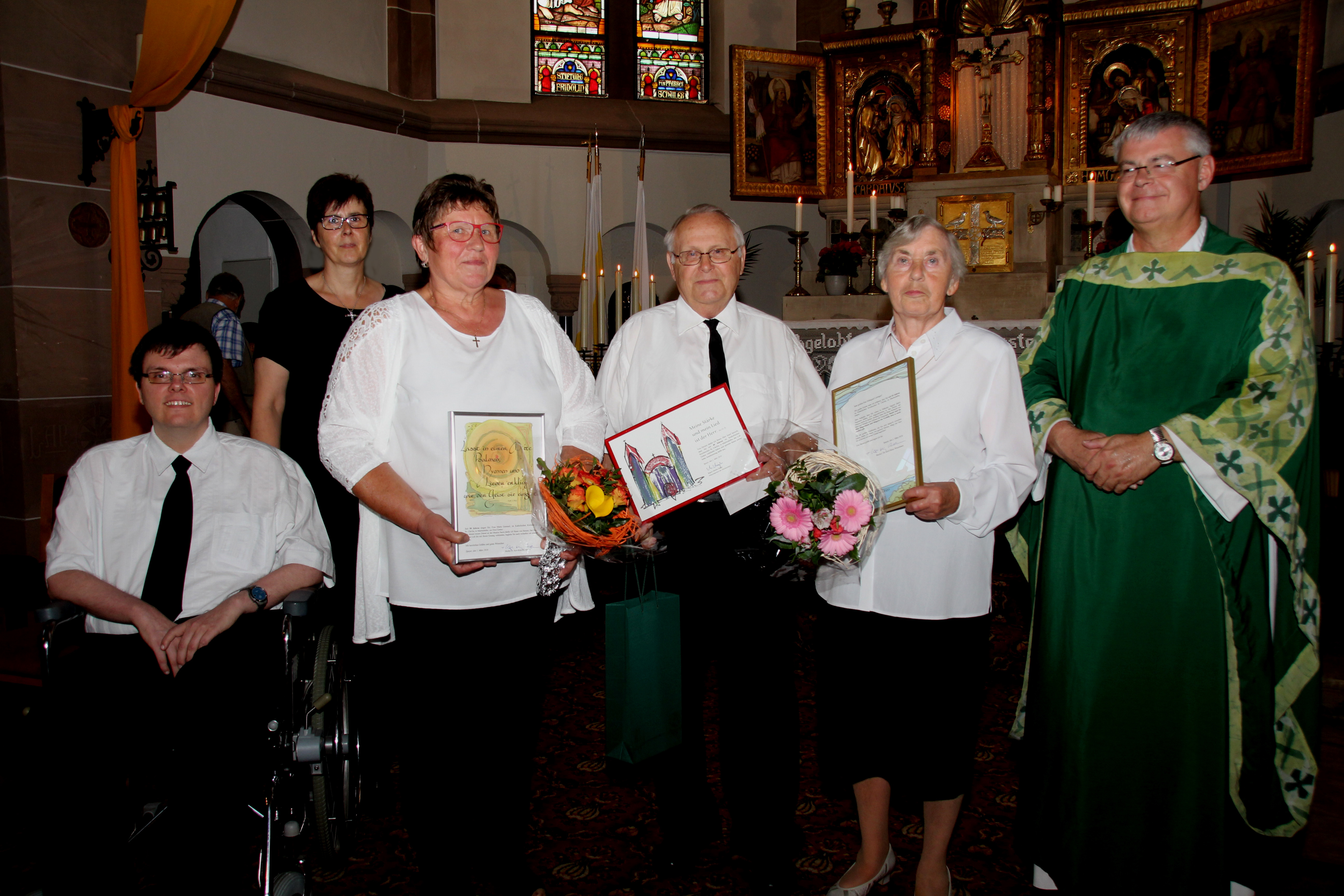 Von links: Vorsitzender Michael Pollmüller, Chorleiterin
Christine Hassler, die Jubilare Maria Gemmel, Josef Jarosch und Hildegard Laininger mit Pfarrer Bernhard Selinger.
Die beiden Chorjubilare Ingeborg Klug und Notburga Königstein waren durch Krankheit verhindert.