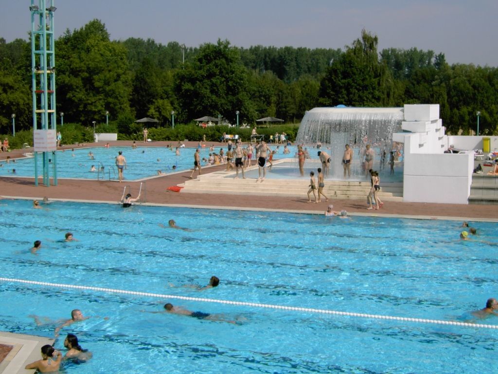 Baden und Köstlichkeiten genießen kann man am 30. Juni im Offenbacher Queichtalbad. Foto: ps