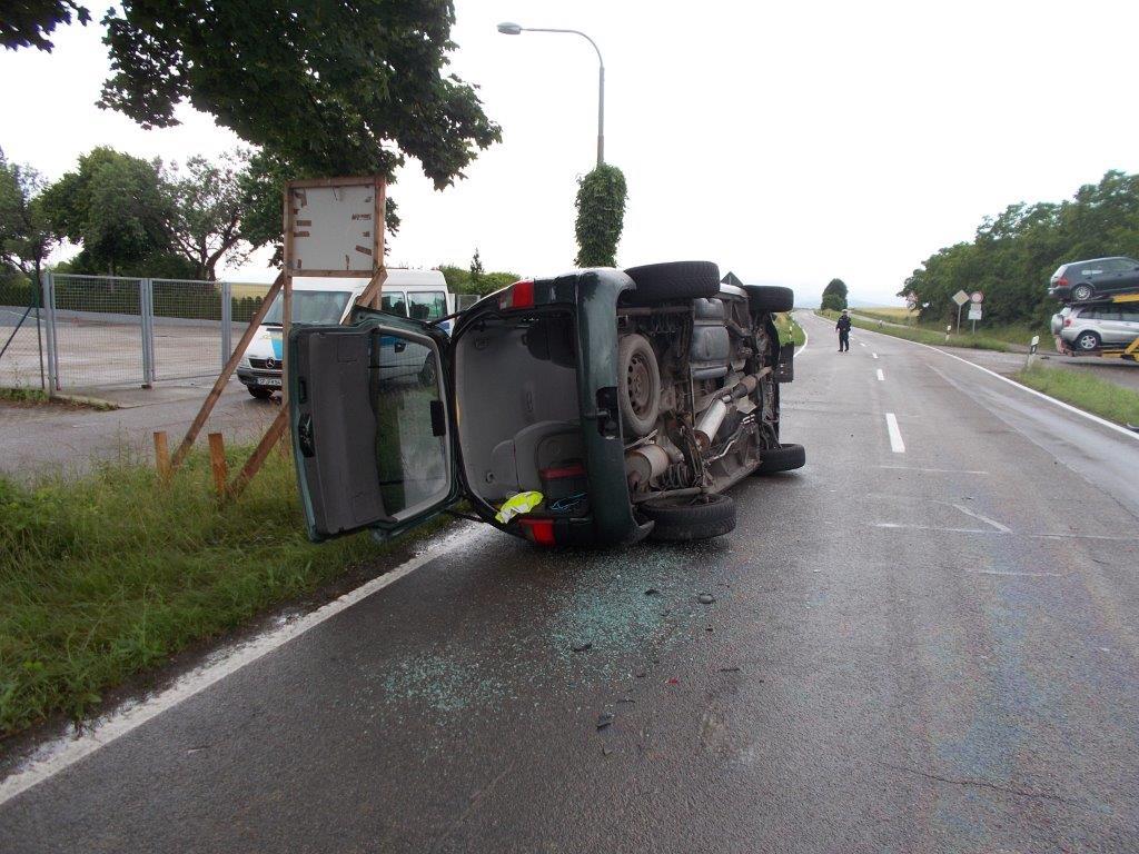 Glimpflich ging der Unfall in Herxheim für den Fahrer des umgestürzten Fahrzeugs aus. Foto: Polizei