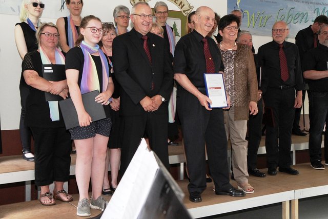 Seit fünf und seit 60 Jahren im Chor aktiv: Bei der Matinee des Gesangvereins Höringen wurden Kira Klebrowski und Friedel Busch geehrt.
