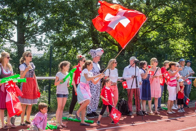Im Dirndl, in Lederhosen oder als schwarz-weiße Kuh: die schweizer Fans von der JSG Römerberg.
