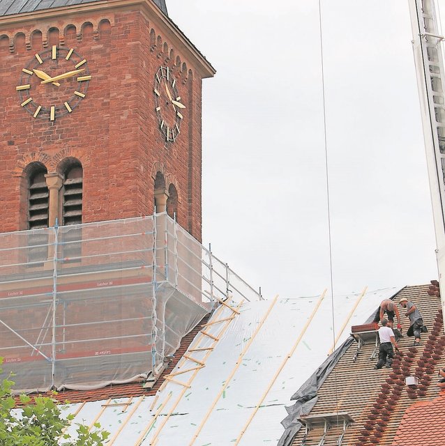 Die Arbeiten am Kirchendach gehen voran.