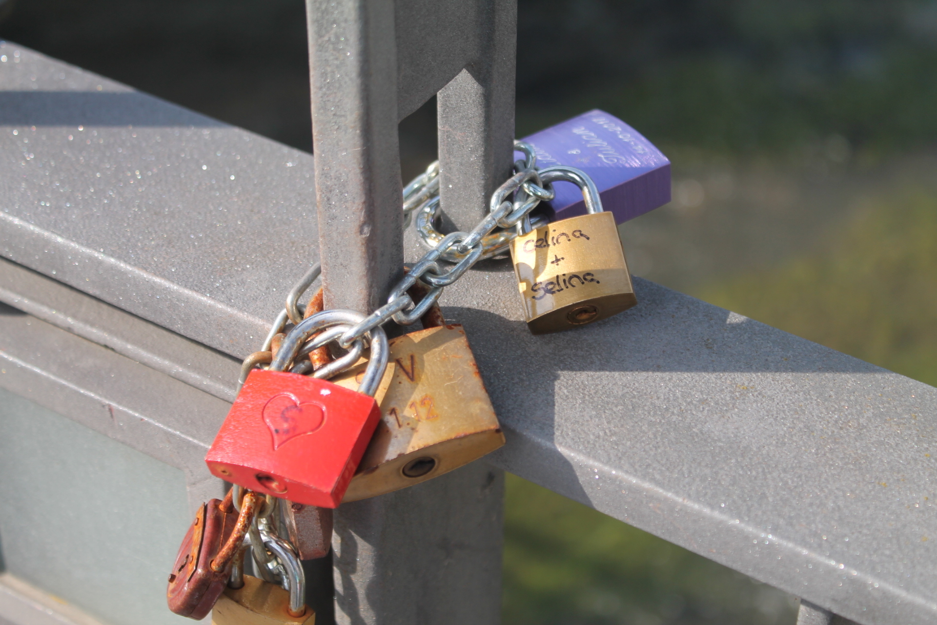 Ein Anfang ist gemacht: Es gibt bereits einige Liebesschlösser an der Alten Brücke in Bruchsal.
