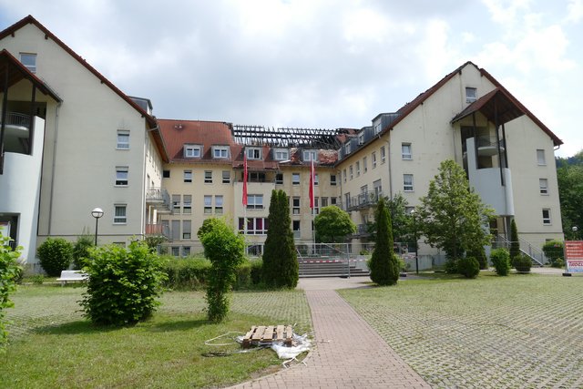 Das Gebäude der Pro Seniore-Einrichtung in Lauterecken, am Tag nach dem Ausbrechen des Brandes. Der linke Teil des Gebäudes ist vom Brand und den Löscharbeiten unbehelligt geblieben, der mittlere und rechte Teil aber erheblich in Mitleidenschaft gezogen worden.