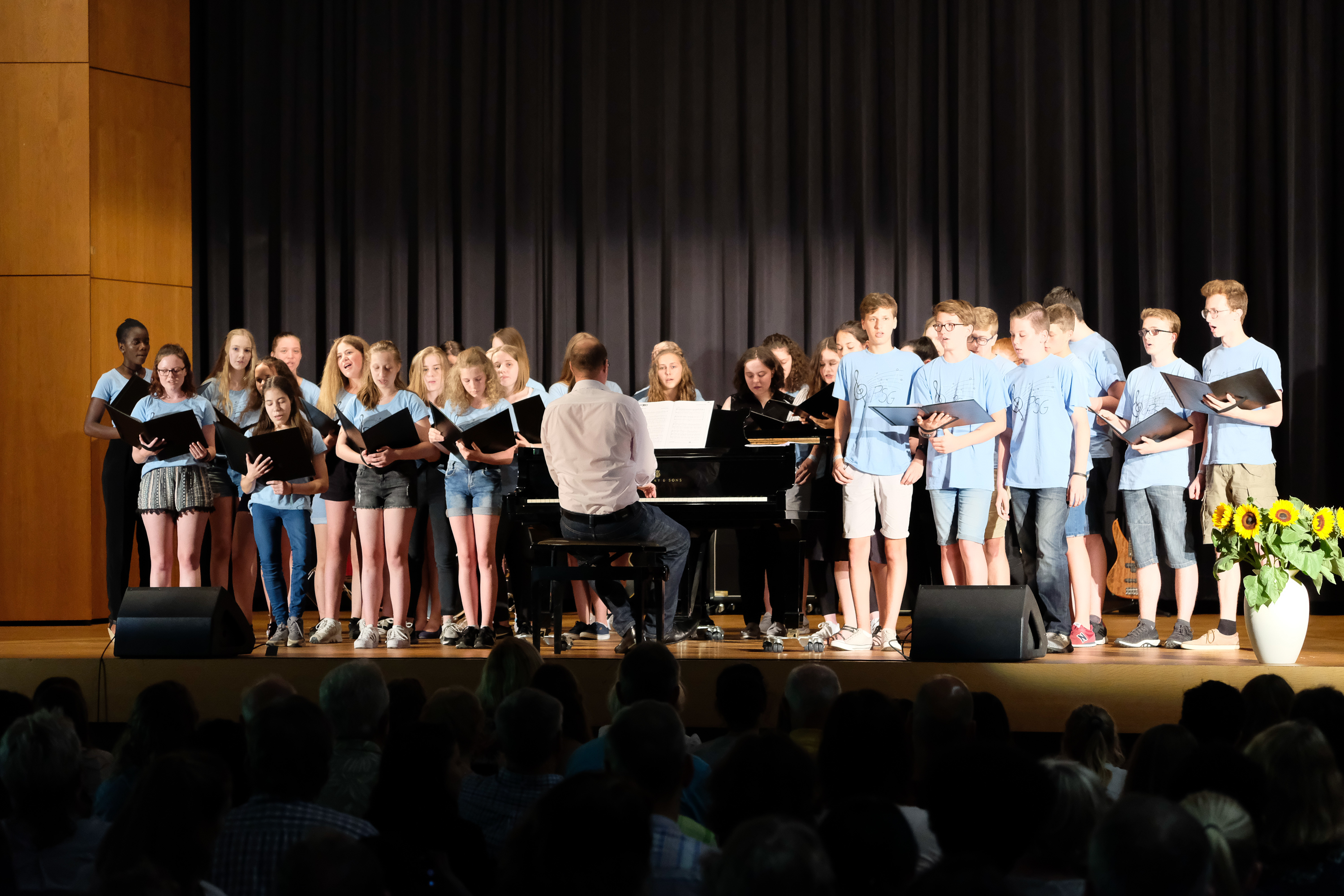 Der Schulchor stellte mit dem A-capella-Hit „Only you“ und Michael Jacksons „Earth Song“ wieder einmal sein Können unter Beweis.