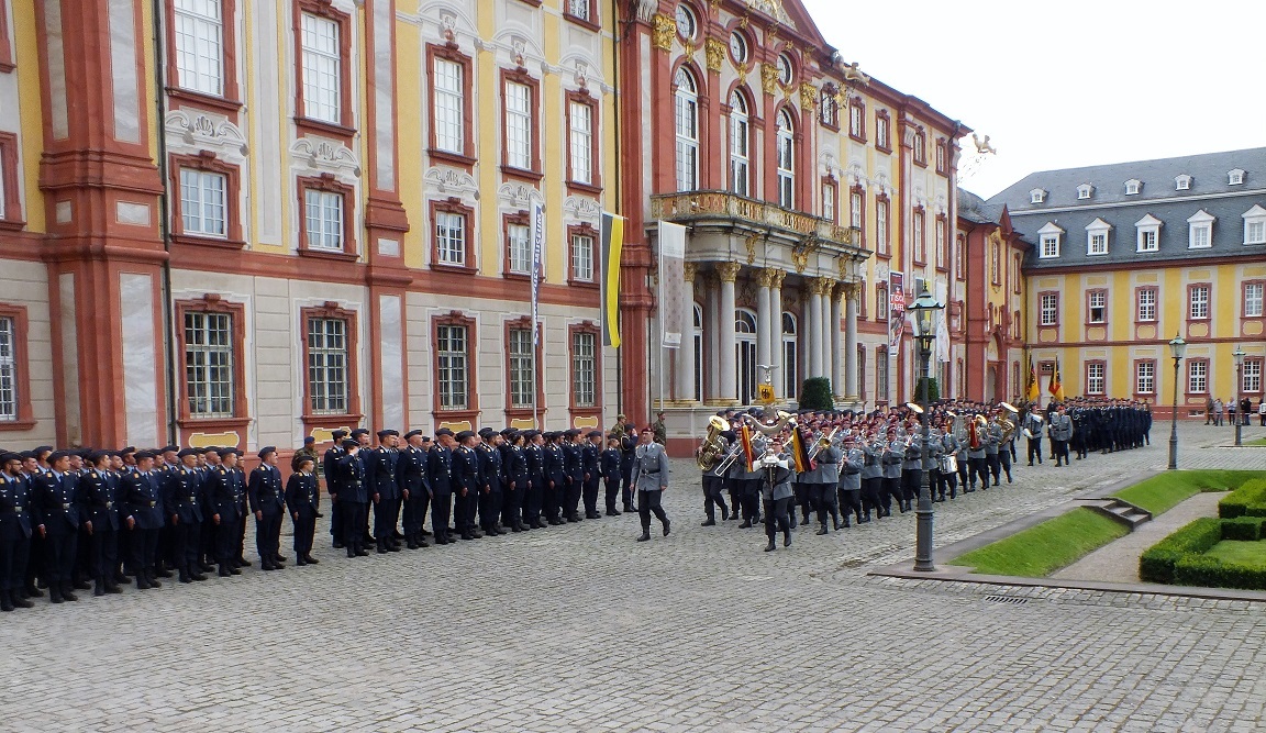 Vor dem Bruchsaler Schloss legten Soldaten verschiedener Kompanien ihr feierliches Gelöbnis ab.