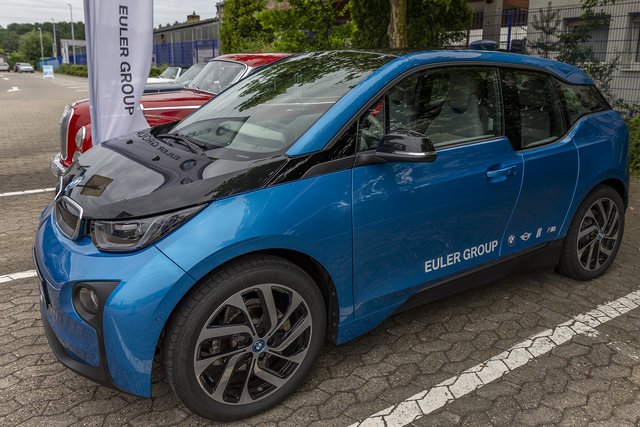 Krasser Gegensatz zu den anderen Fahrzeugen: BMW bietet am Samstag Rundfahrten mit dem i3 und dem i8 | Foto: Jens Vollmer