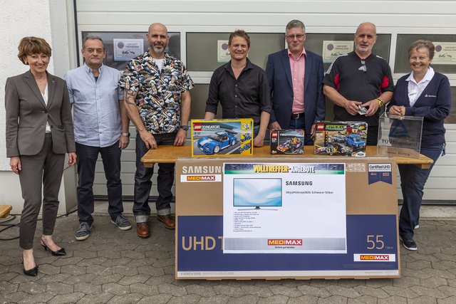 Strahlende Gewinner nach der Verlosung: Die erste Vorsitzende der s+e Dr. Bettina Göbelsmann, Gewinner des 3. Preises (Lego-Bausatz und Gartenschaukarten) Uwe Rahm, Gewinner des 1. Preises Thorsten Pauli, Medimax-Filialgeschäftsführer Thomas Geiger sponserte den ersten Preis - einen 55-Zoll-Samsung-TV, s+e-Schatzmeister Hans-Jörg Schweitzer, Gewinner des 2. Preises (Lego-Bausatz und Gartenschaukarten) Stefan Hugo und Gabriele Fliege, 2. Vorsitzende der s+e und TÜV-Rheinland-Marketing | Foto: Jens Vollmer