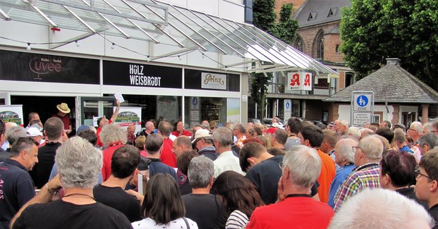 Fahrerbesprechung, 
2018 eines der stärksten Teilnehmer Feldes
120 Starter nehmen die Rallye Trifels Historic unter die Räder...…..
