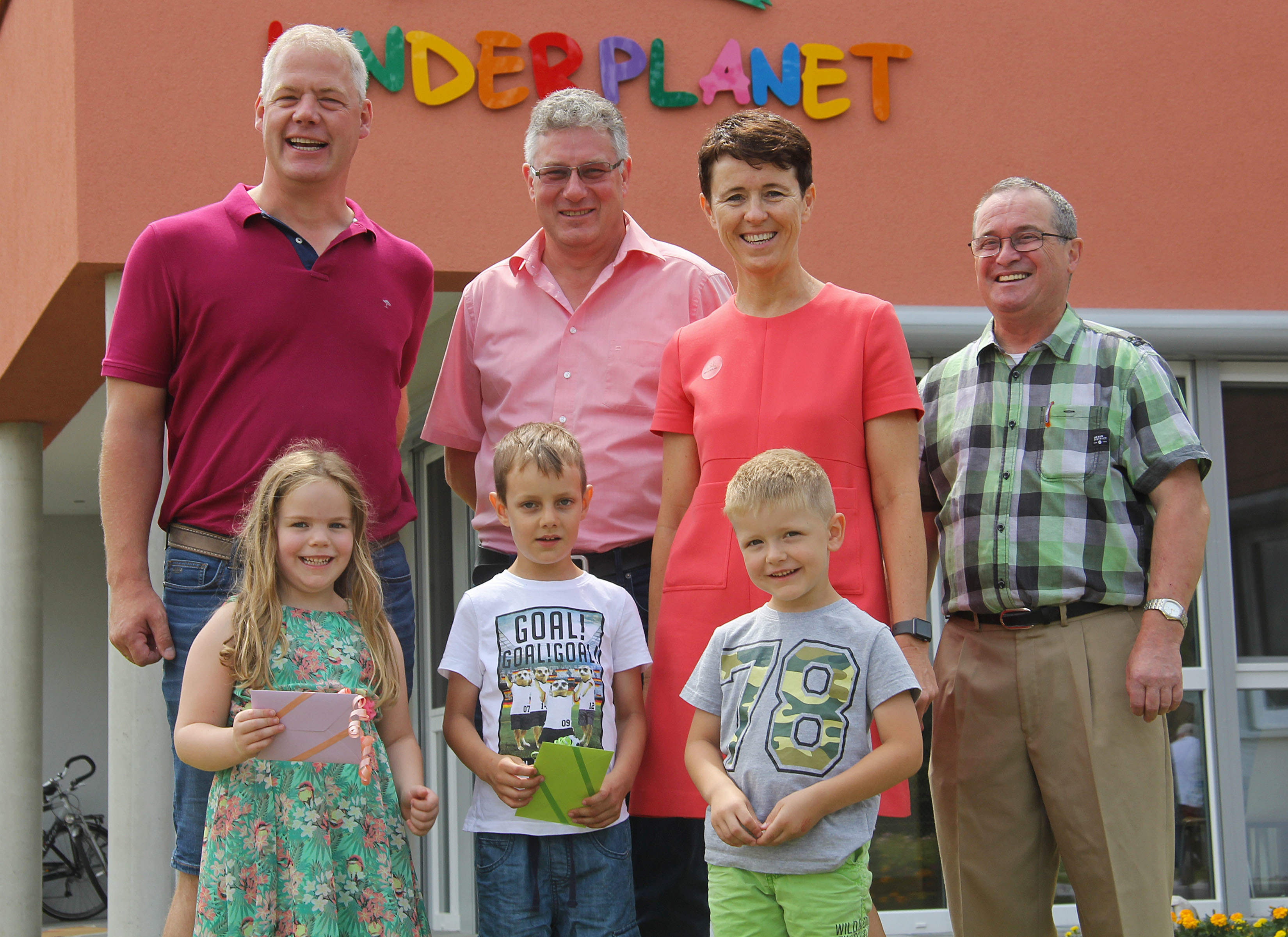Die Siegerin mit weiteren Kindern und Jelena Wagner, Horst Cherdron sowie Stadtbürgermeister Ralf Hechler und sein Stellvertreter Hans-Jörg Schweitzer