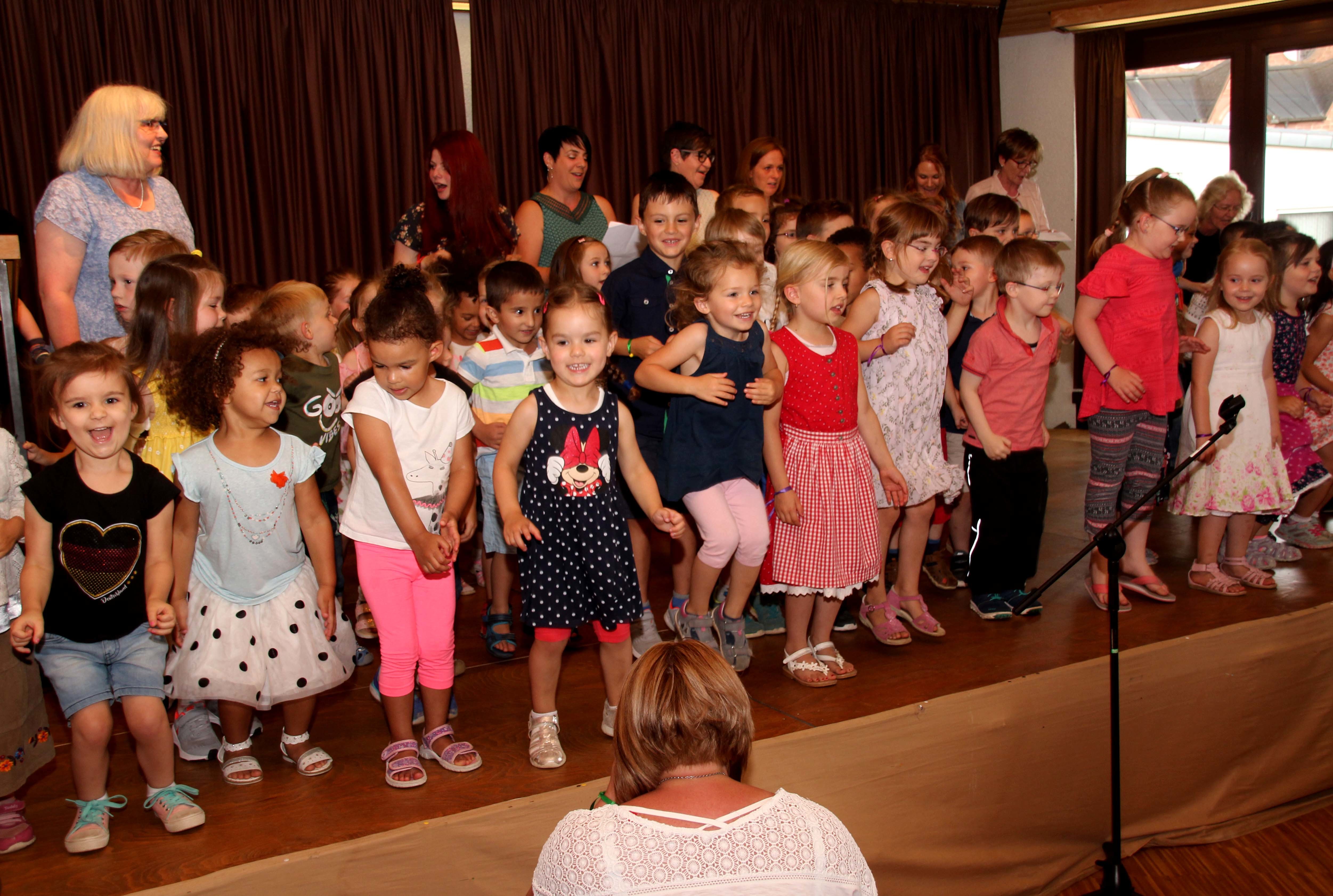 Die Kita-Kinder begeisterten das Publikum mit zwei Liedvorträgen
