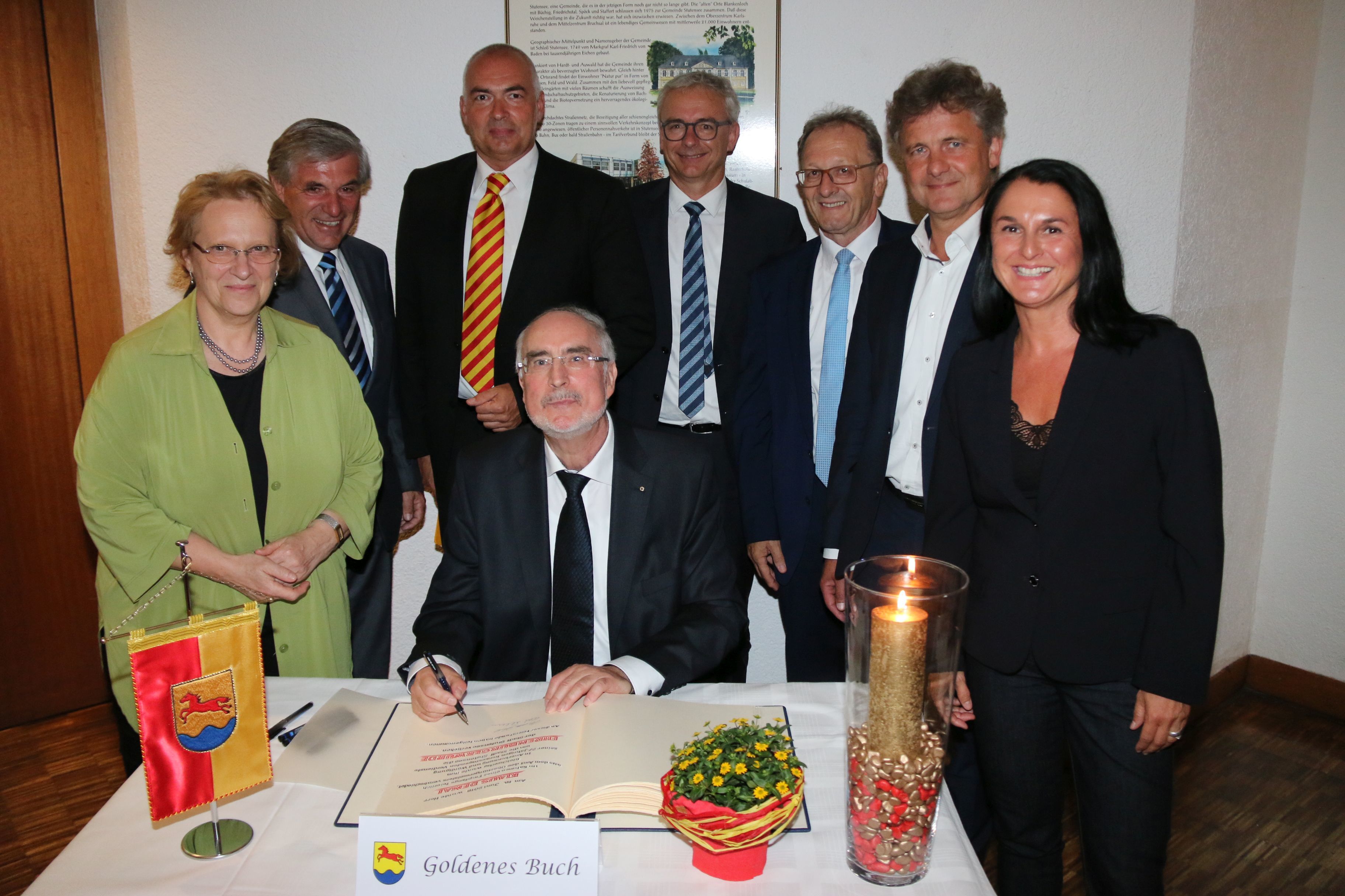 Anlässlich der Verabschiedung von Klaus Demal als Oberbürgermeister der Stadt Stutensee sowie der Verleihung des Ehrenbürgerrechts konnten sich die Gäste in das Goldene Buch der Stadt eintragen. Im Bild Regierungspräsidentin Nicolette Kressl, Bürgermeister Edgar Geißler,
Bundestagsabgeordneter Axel Fischer, Oberbürgermeister a.D. und Ehrenbürger Klaus Demal, Landrat Dr. Christoph Schnaudigel, Kreisverbandsvorsitzender des Gemeindetags, Thomas Nowitzki, Oberbürgermeister der Stadt Karlsruhe, Dr. Frank Mentrup und Erste Bürgermeisterin Sylvia Tröger. (v.l.n.r.)