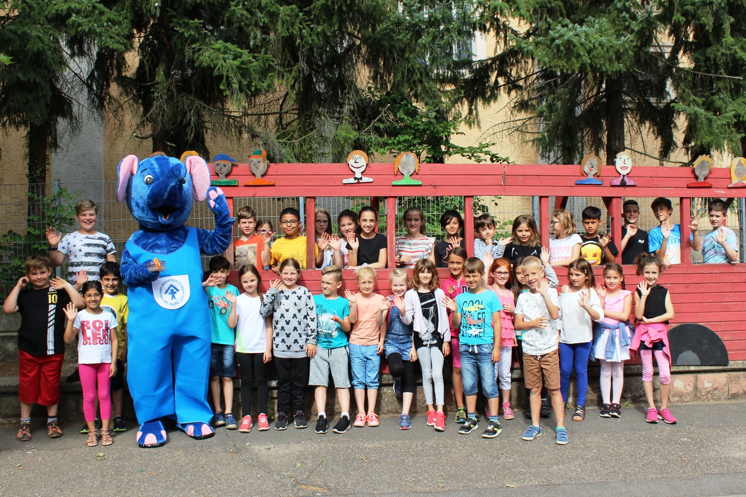 Der BLAUE ELEFANT des Kinderschutzbundes freute sich riesig über die Spende der Grundschüler.