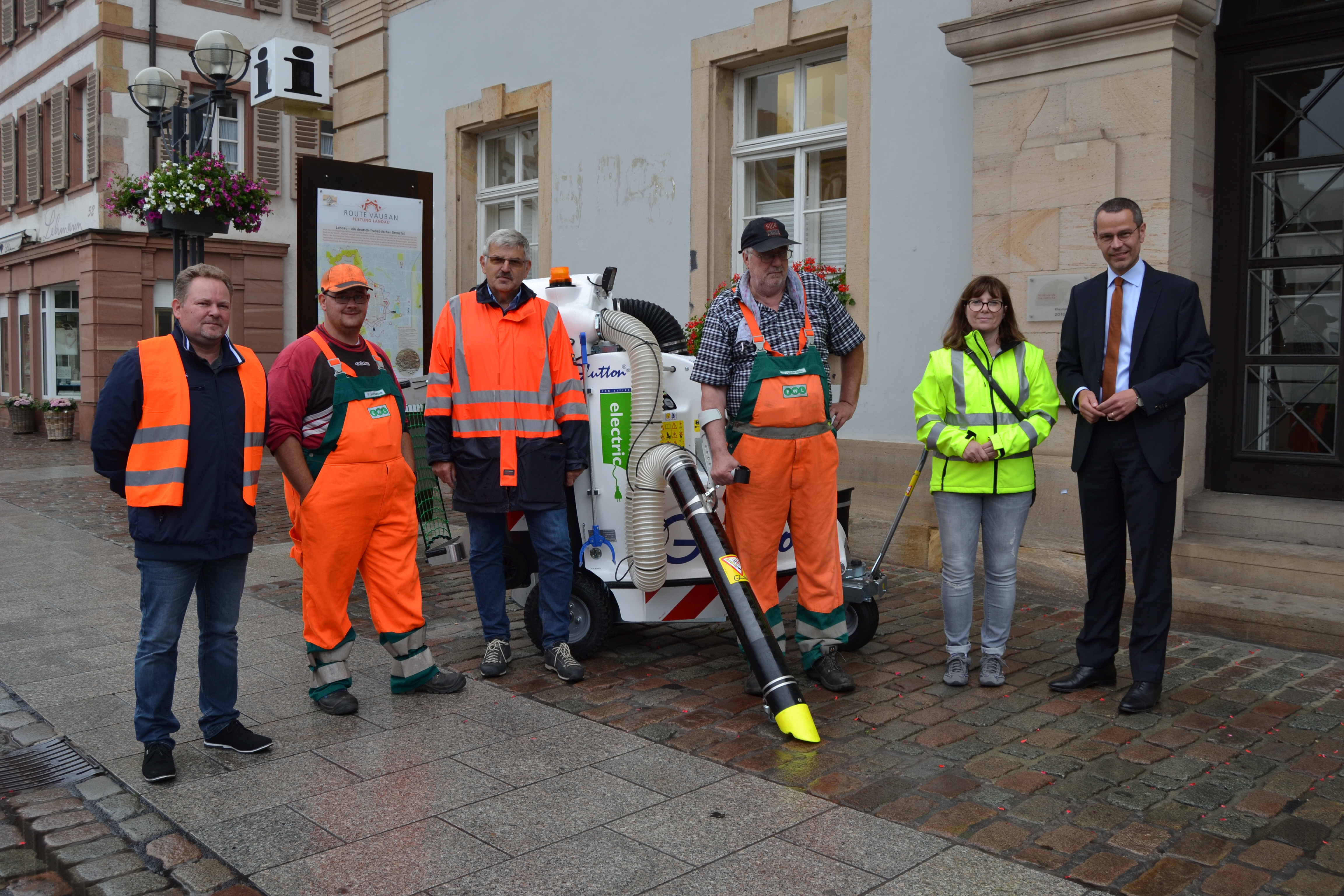 Für mehr Sauberkeit in der Stadt hat der EWL in Landau einen Sauger für Abfall getestet, Foto: EWL