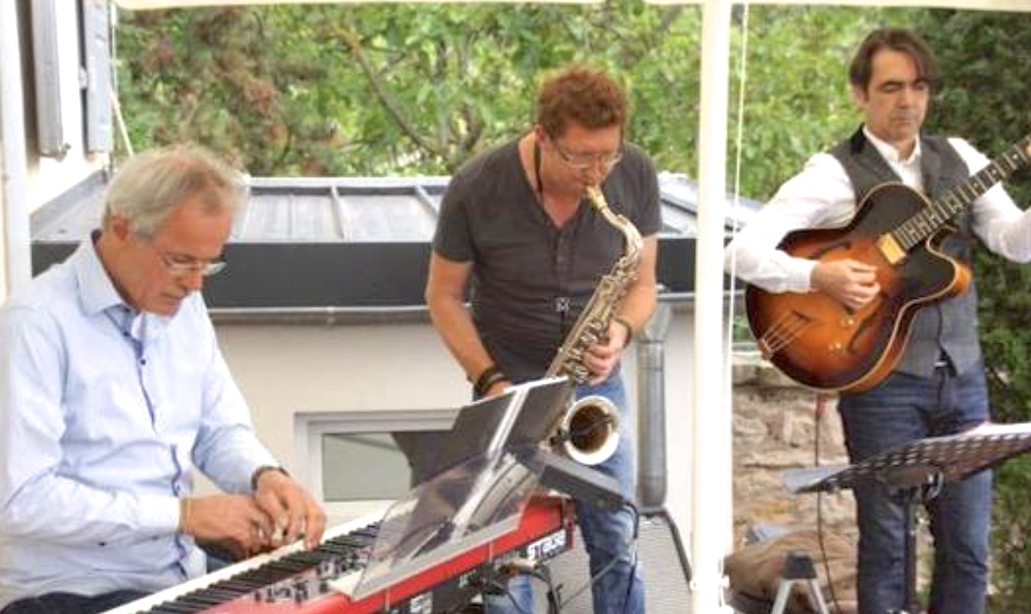 Matthias Denhoff, Frank Metzger und Axel Müller führen in die Welt des klassischen und zeitgenössischen Jazz.