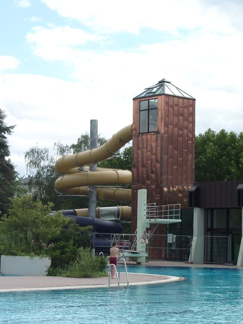 Der Rutschenturm wird im Rahmen des Neubaus an eine andere Stelle versetzt. Der Bereich zwischen Sprungturm und Rutsche war am Anfang der Planung für einen Gastronomiebereich gedacht. Dieser Plan wurde verworfen. Das Architekturbüro schlug die "Ecke" als Alternativlösung für das Warmwasseraußenbecken vor, was allerdings für die Mehrheit der Stadtratsmitglieder keine Lösung darstellt. | Foto: Mappes