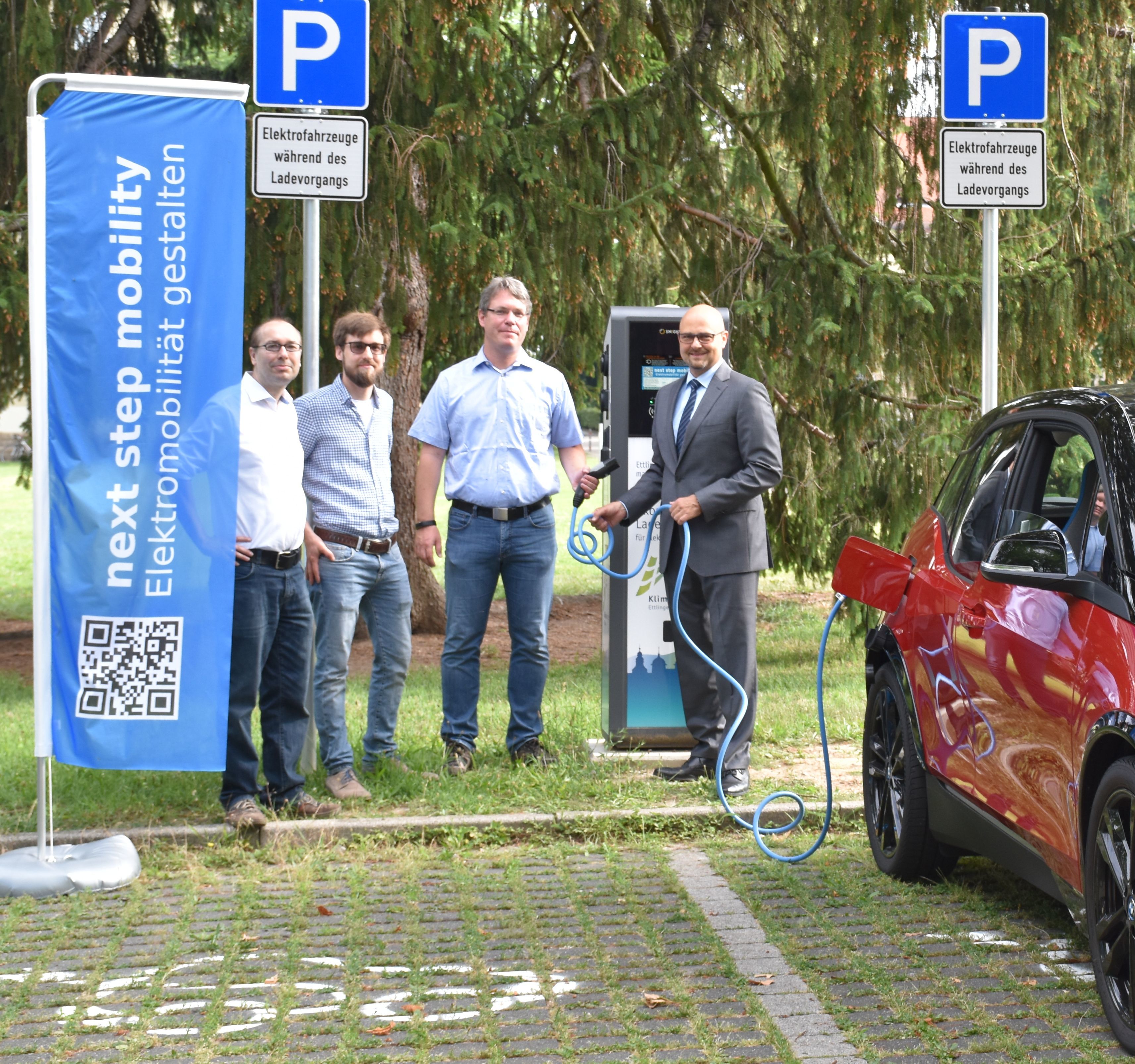 Einloggen, Stecker rein und Ladevorgang starten: mit bis zu 22 kW können Fahrzeuge an den neuen Ladestationen kostenpflichtig ‚auftanken‘. OB Johannes Arnold nahm im Beisein von Thomas Aich, Fa. "Nextstepmobility", sowie Stefan Hansen von "Smight" und Klimaschutzmanager Dieter Prosik die neue Ladesäule Am Dickhäuterplatz in Betrieb, an der zwei Fahrzeuge ‚einstöpseln‘ können. Zwei weitere Lademöglichkeiten stehen ab sofort in der Friedrichstraße gegenüber der Stadthalle zur Verfügung.