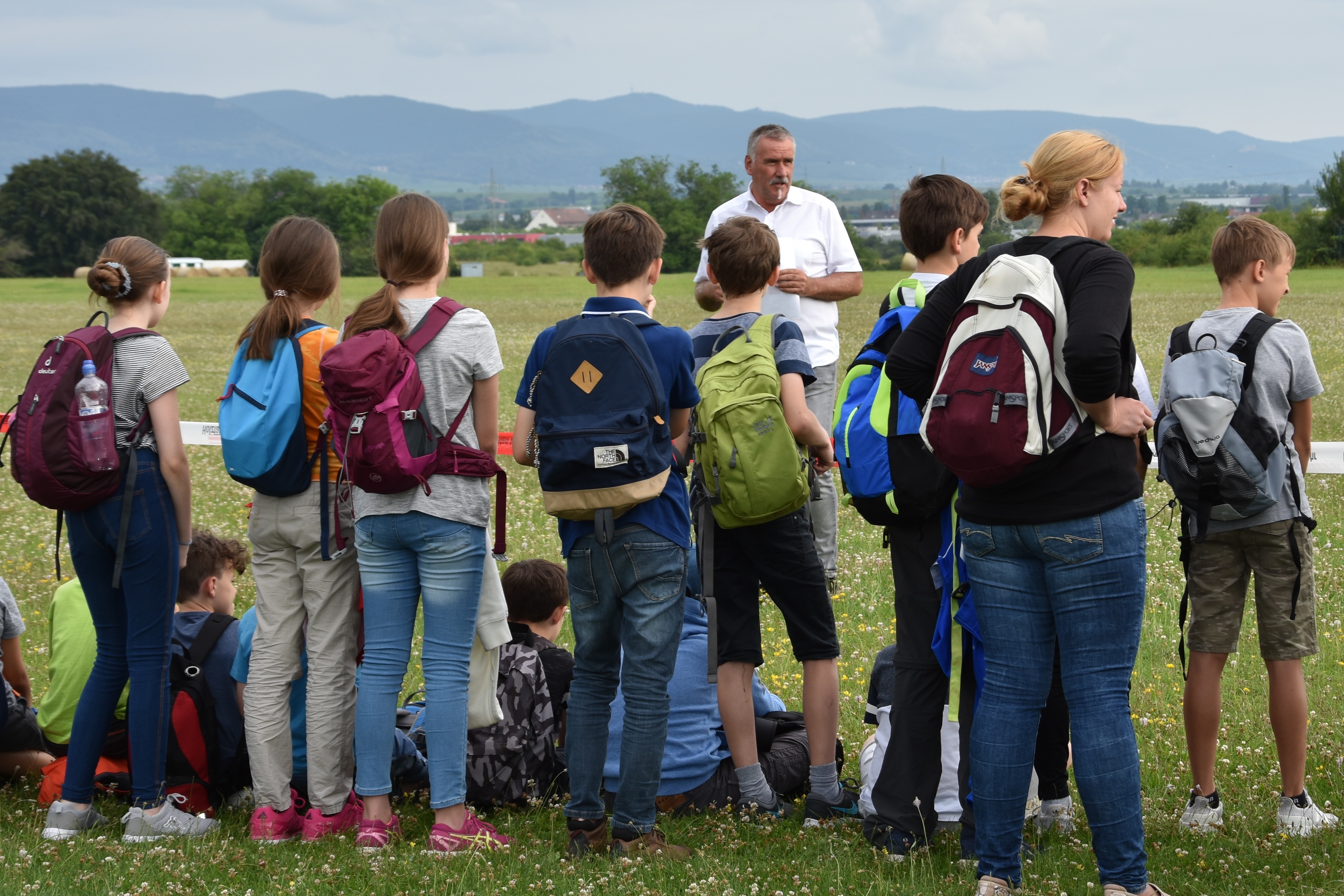 Beigeordneter Rudi Klemm begrüßte die Teilnehmerinnen und Teilnehmer zum Umweltaktionstag auf dem Ebenberg.