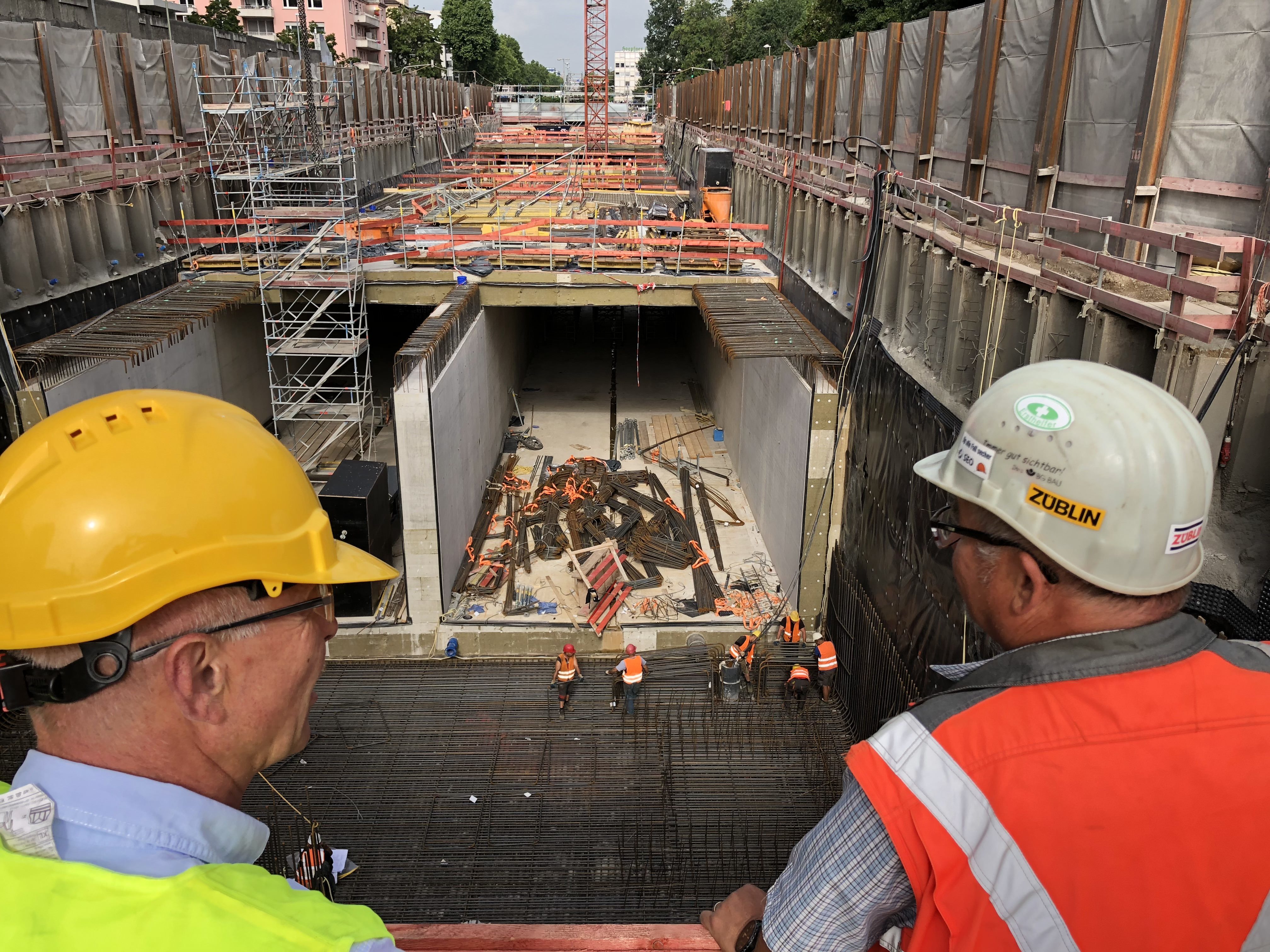 Schon ein Tunnel: Zwischen Lammstraße und Ritterstraße ist die Tunneldecke schon bald komplett.