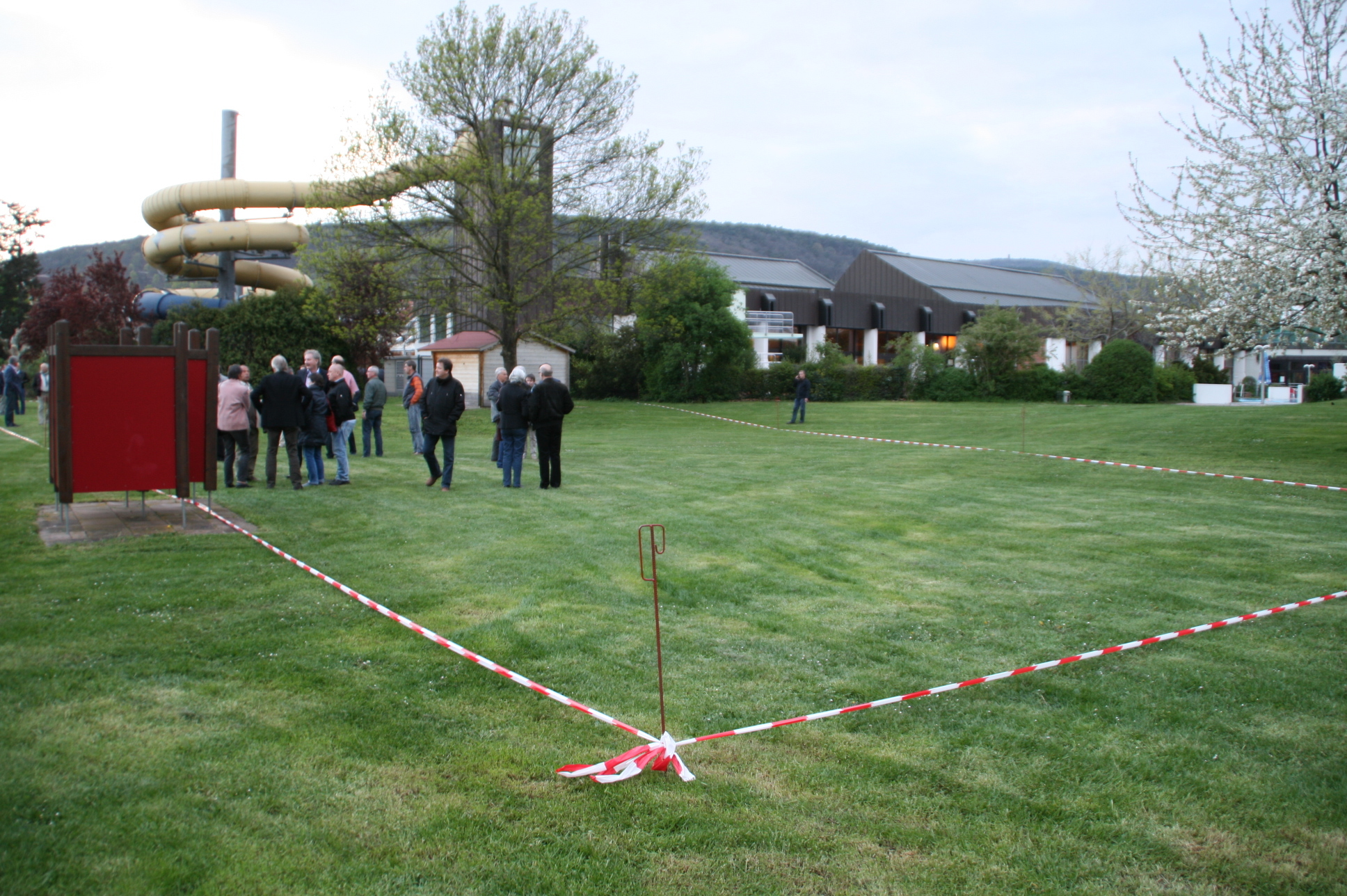 Bei der Bürgerbeteiligung im April 2016 wurde die für den Thermenanbau benötigte Fläche mit Absperrbändern deutlich gemacht.
