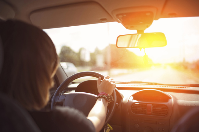 Wer an heißen Tagen in sein Auto einsteigen will, dem schlägt beim Öffnen der Tür oft intensive Hitze entgegen. Bevor die Fahrt losgeht, heißt es also erstmal: durchlüften.