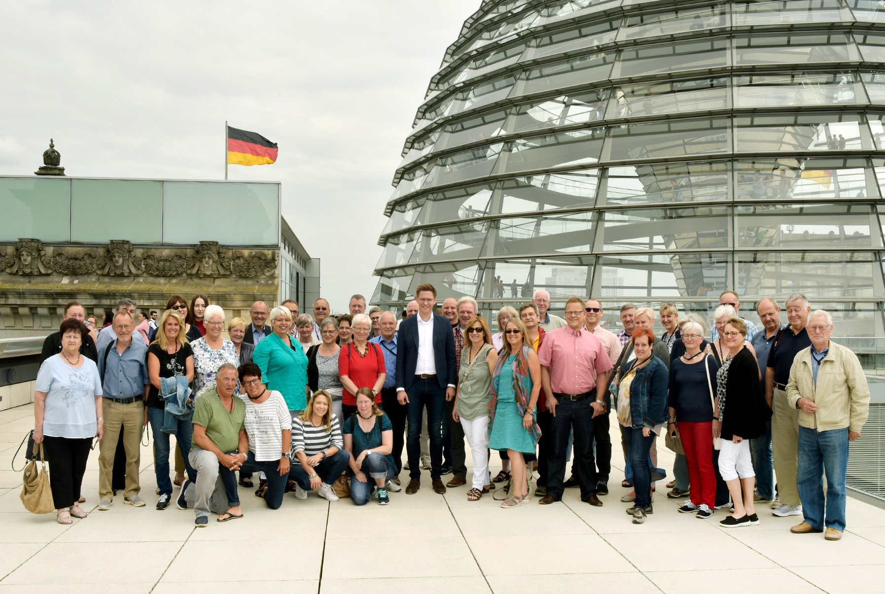 Besucher aus der Pfalz beim Bundestagsabgeordneten Johannes Steiniger (Mitte) vor der Kuppel des Reichstagsgebäudes in Berlin.