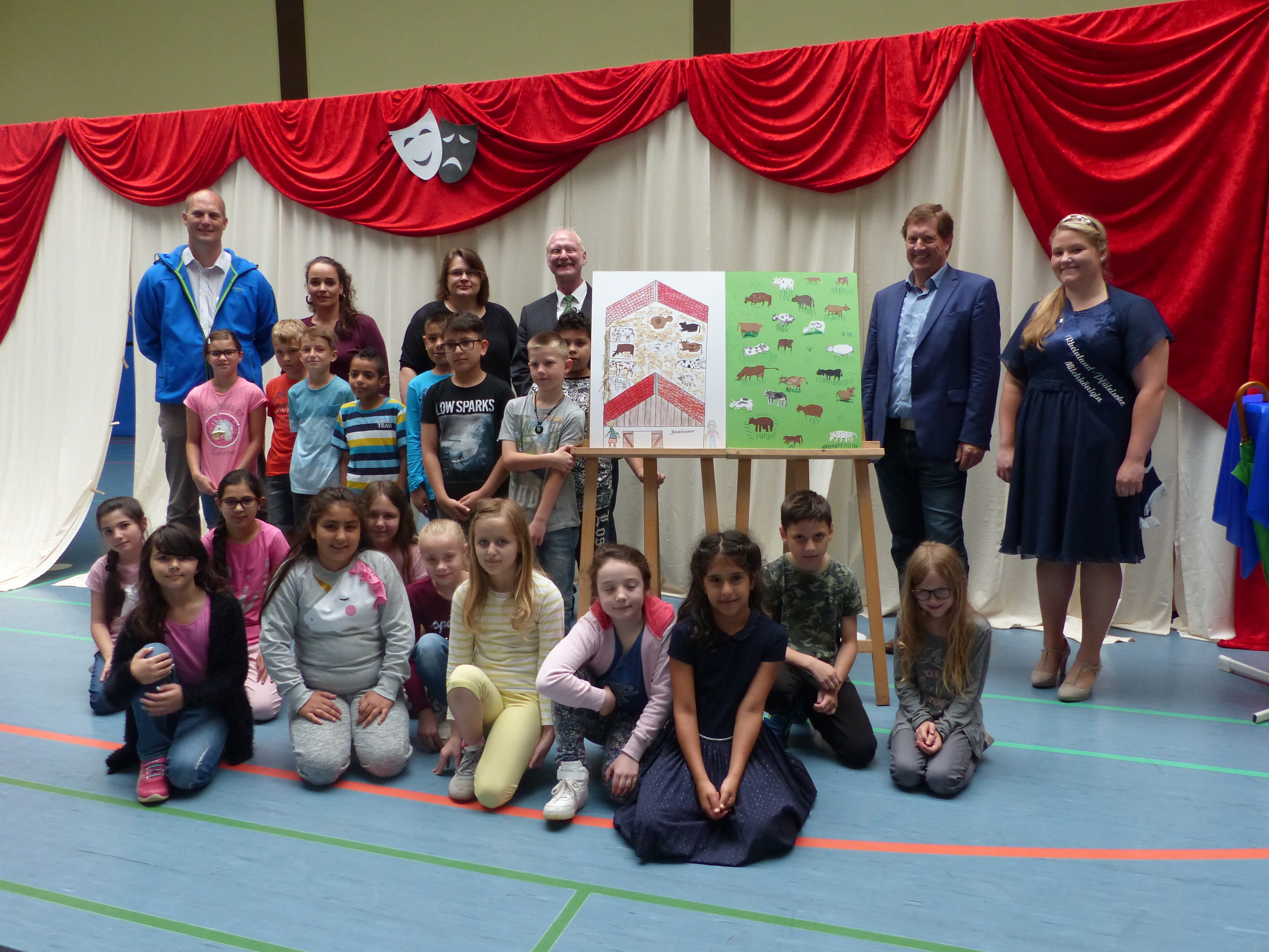 Die Klasse 3c der Kottenschule in Kaiserslautern ist stolz auf ihr Gewinnerposter. Mit ihnen freuen sich (v.r.n.l.): Milchkönigin Katharina, Eberhard Hartelt (Präsident des Bauern- und Winzerverbandes Rheinland-Pfalz Süd e.V.), Joachim Färber (Beigeordneter der Stadt Kaiserslautern), Klassenlehrerin Claudia Albert, Schulsozialarbeiterin Katja Rumpf (SOS Kinderdorf Kaiserslautern) und Norbert Wirtz (Geschäftsführer Milag).