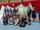 Die Klasse 3c der Kottenschule in Kaiserslautern ist stolz auf ihr Gewinnerposter. Mit ihnen freuen sich (v.r.n.l.): Milchkönigin Katharina, Eberhard Hartelt (Präsident des Bauern- und Winzerverbandes Rheinland-Pfalz Süd e.V.), Joachim Färber (Beigeordneter der Stadt Kaiserslautern), Klassenlehrerin Claudia Albert, Schulsozialarbeiterin Katja Rumpf (SOS Kinderdorf Kaiserslautern) und Norbert Wirtz (Geschäftsführer Milag).  | Foto: Stadt Kaiserslautern