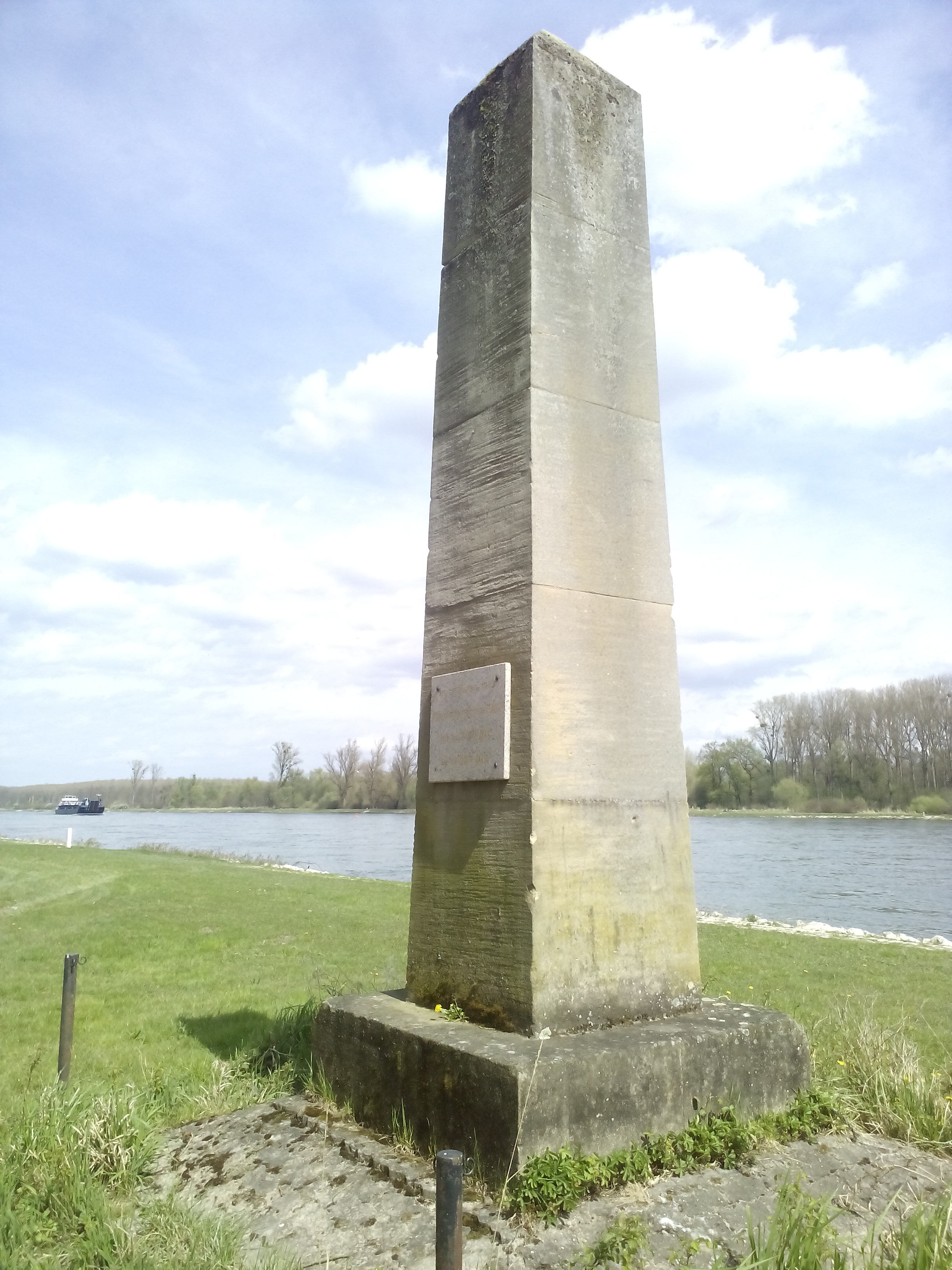 Der Obelisk in Leimersheim, der an die Rheinüberquerung erinnert.