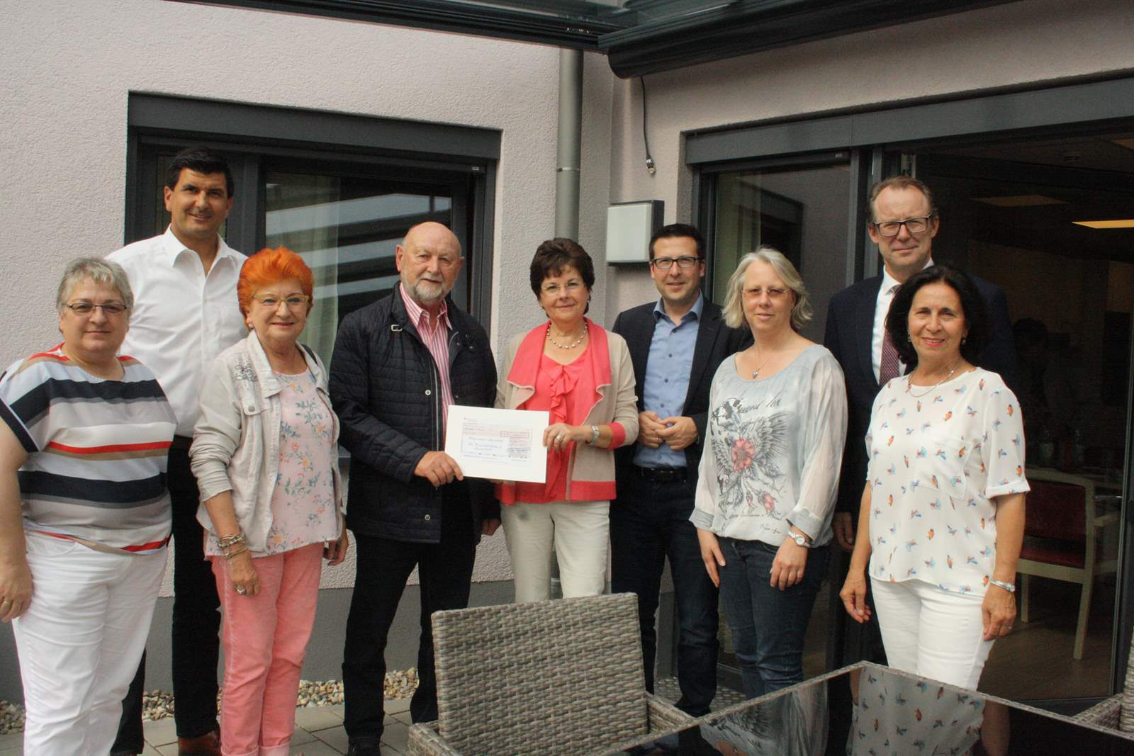 Eine Abordnung des Deutsch-Amerikanischen und Internationalen Frauenclubs Kaiserslautern überreicht dem Vorstand des Hospiz „Hildegard Jonghaus“ einen Scheck über 1.000 Euro