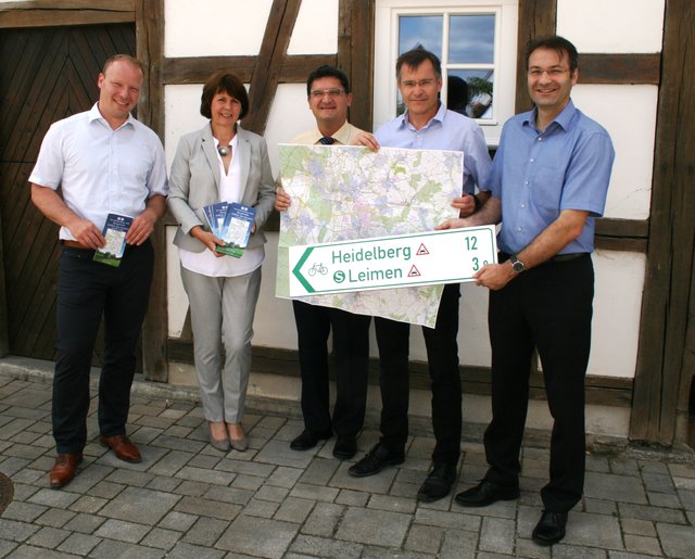 Die Ortsoberhäupter Felix Geider (Östringen), Frank Werner (Angelbachtal), Klaus Detlev Huge (Bad Schönborn) und Frank Burkard (Kronau) freuen sich mit Herausgeberin Maria Schwegler über die neue Rad- und Wanderwegekarte „Bergstraße südlich des Neckars“.