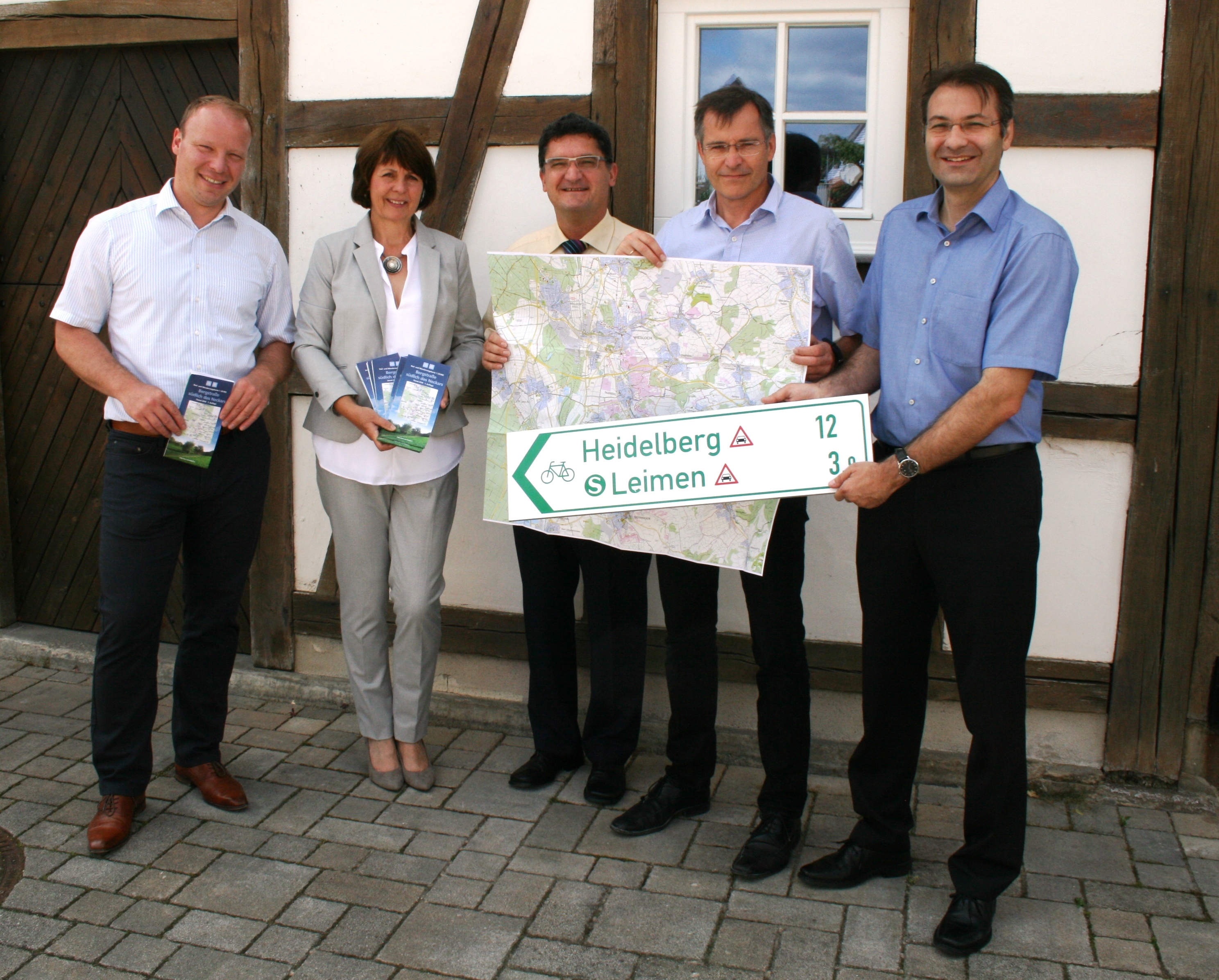 Die Ortsoberhäupter Felix Geider (Östringen), Frank Werner (Angelbachtal), Klaus Detlev Huge (Bad Schönborn) und Frank Burkard (Kronau) freuen sich mit Herausgeberin Maria Schwegler über die neue Rad- und Wanderwegekarte „Bergstraße südlich des Neckars“.