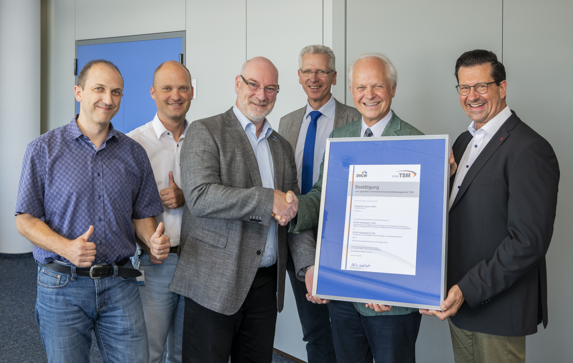 Prof. Dr. Peter Missal (2. v. r.) und Heinz Flick (r.) vom DVGW überreichen das TSM-Zertifikat an die Stadtwerke Speyer, vertreten durch Adalbert Kreiser, Michael Kesselmeier, Bereichsleiter Jürgen Hermes und Geschäftsführer Wolfgang Bühring (v.l.).