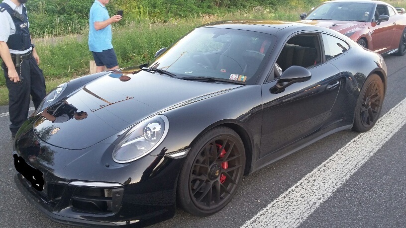 Mit drei in England zugelassenen Fahrzeugen wurde auf der A &5 bei Edenkoben ein illegales Rennen veranstaltet. Foto: Polizei