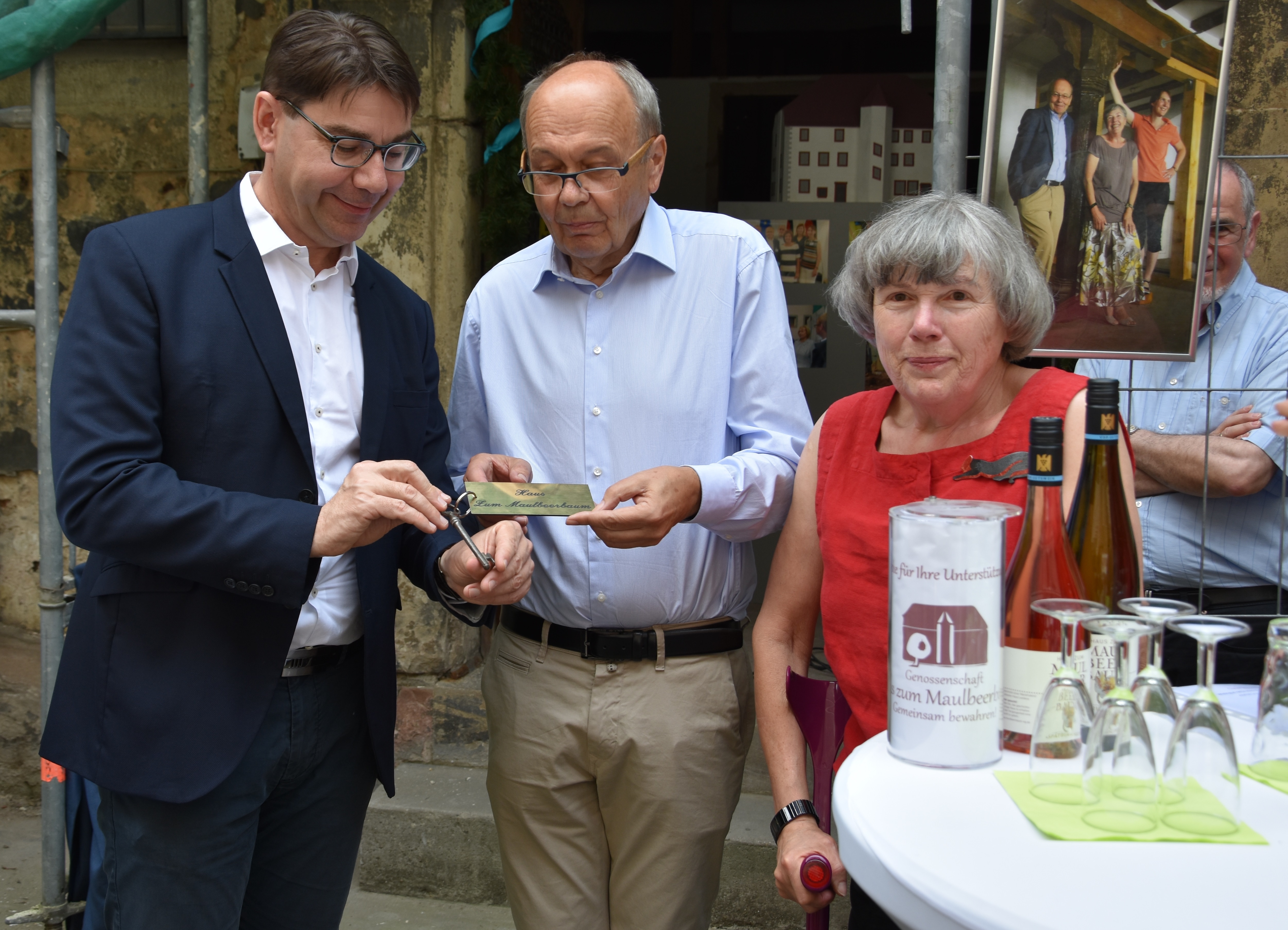 Im Rahmen einer kleinen Feierstunde hat Oberbürgermeister Thomas Hirsch (l.) jetzt den Schlüssel an die Genossenschaftsmitglieder um Vorstand Dr. Michael Zumpe (M.) und Initiatorin Gunhild Wolf (r.) übergeben. Foto: stp