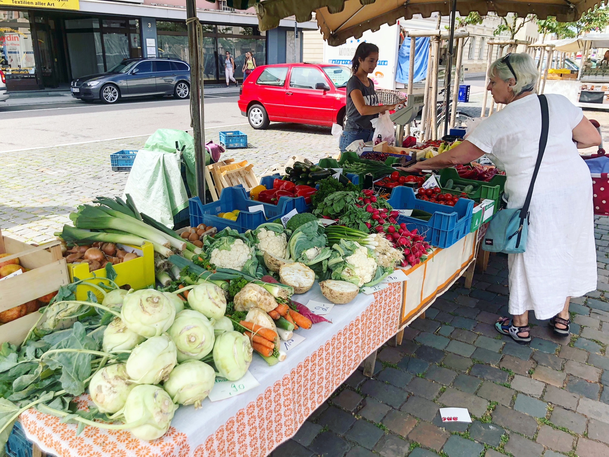 In den Sommermonaten findet der Wochenmarkt auf dem Speyerer Königsplatz immer dienstags, donnerstags und samstags von 7 bis 12.30 Uhr statt.