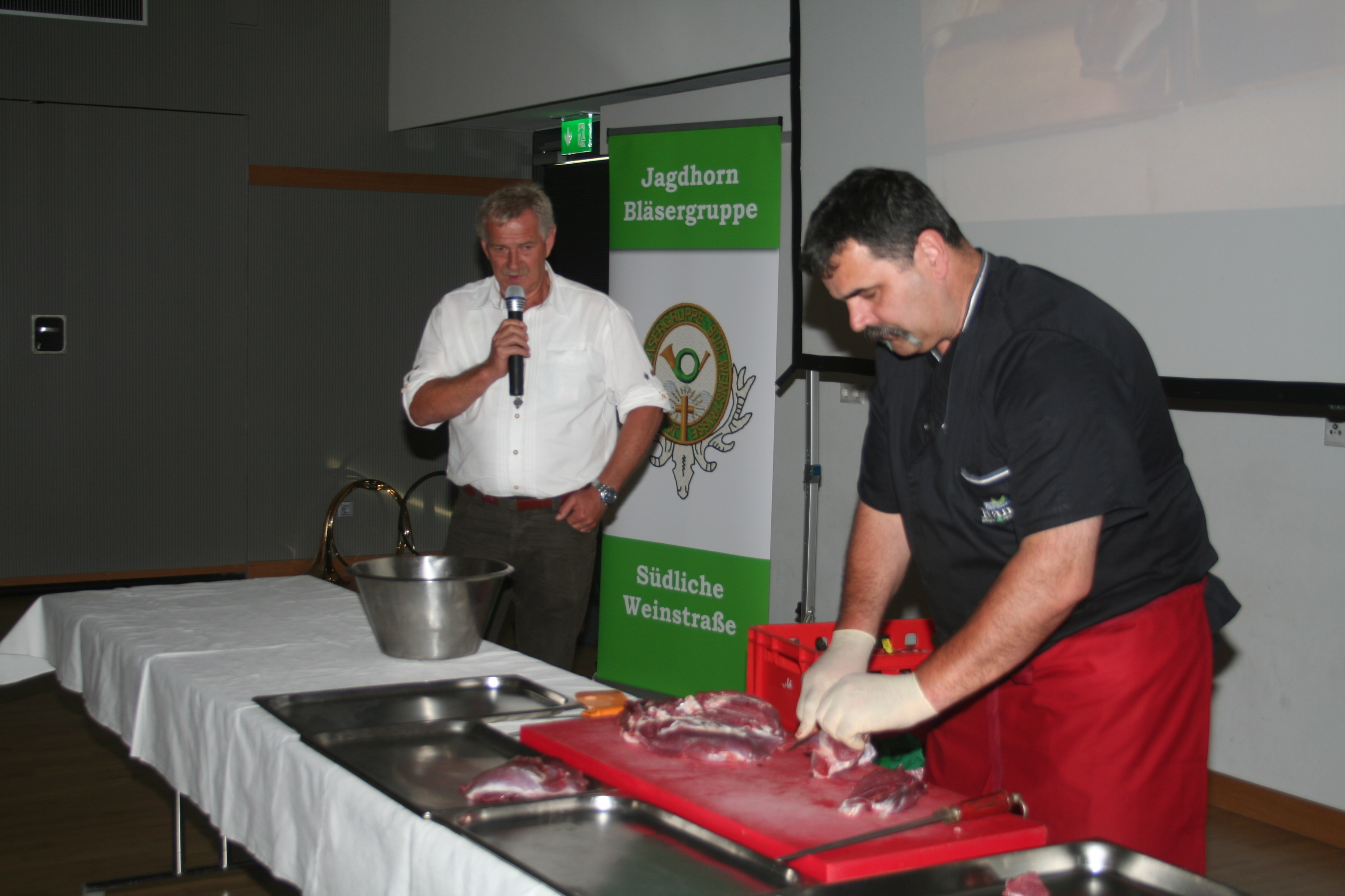 Während Fritz Rück (links) die einzelnen Schritte erläuterte, demonstrierte Christoph Hanß, wie Wildfleisch verwertet und zerlegt wird. Foto: Klein