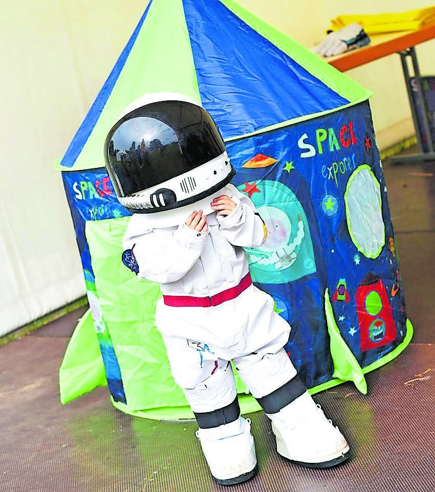 Ein kleiner Astronaut bei Explore Science.