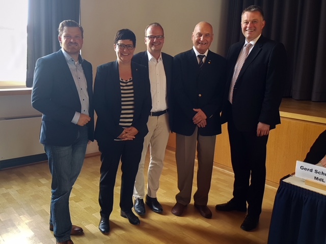 Für seine langjährige kommunalpolitische Arbeit wurde Manfred Seefeldt mit der Goldenen Ehrennadel der KPV geehrt (v.l.n.r.): Sven Koch, Christine Schneider MdL, Marcus Ehrgott, Manfred Seefeldt und Gordon Schnieder MdL. Foto: KPV