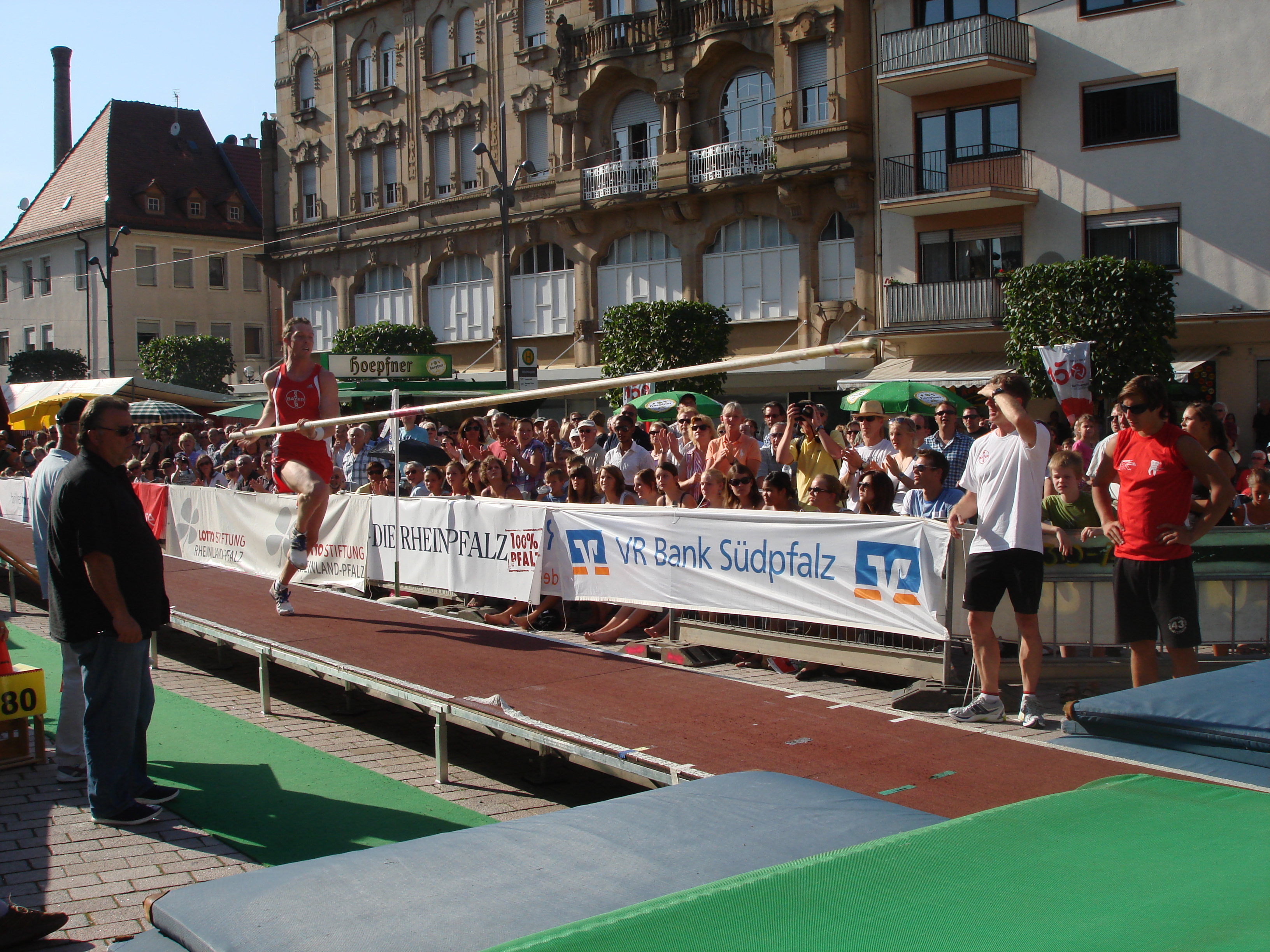 Im Jahr der Fußball-WM wird das Internationale Stabhochsprungmeeting vom Obertorplatz in die VR Bank Südpfalz-Arena auf dem neuen Messplatz verlagert. Foto: ASV