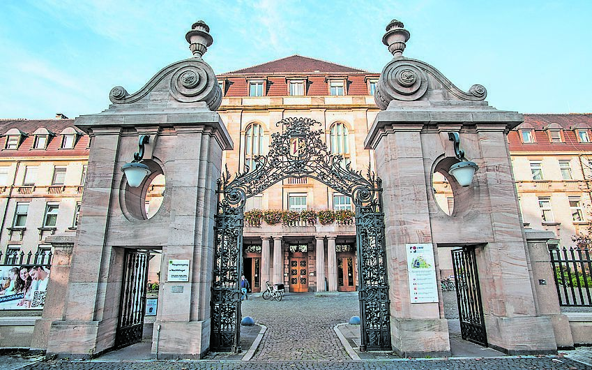 Der Haupteingang zum Universitätsklinikum.