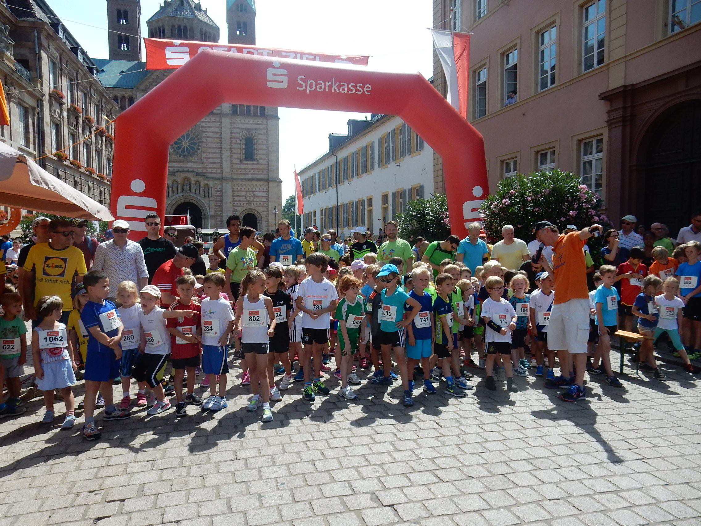 Bereits um 11.30 Uhr starten die Bambinis der Jahrgänge 2011 bis 2016. Es folgt um 11.40 Uhr der Kinderlauf für die Geburtsjahrgänge 2007 bis 2010. Diese beiden Läufe werden als Wendepunktstrecken mit Start und Ziel am Stadthaus auf der Hauptstraße ausgetragen.